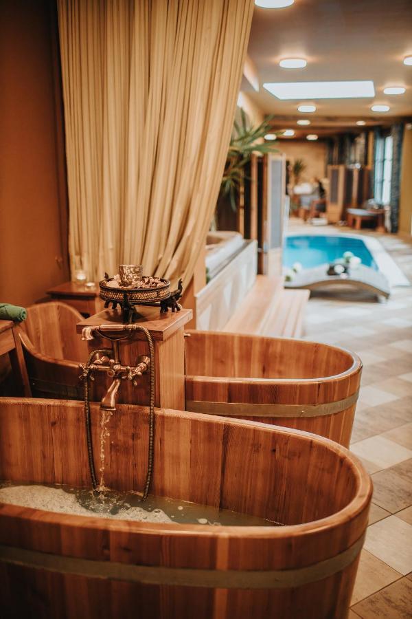 Hotel Ruze Cesky Krumlov Exterior photo A wooden bathtub