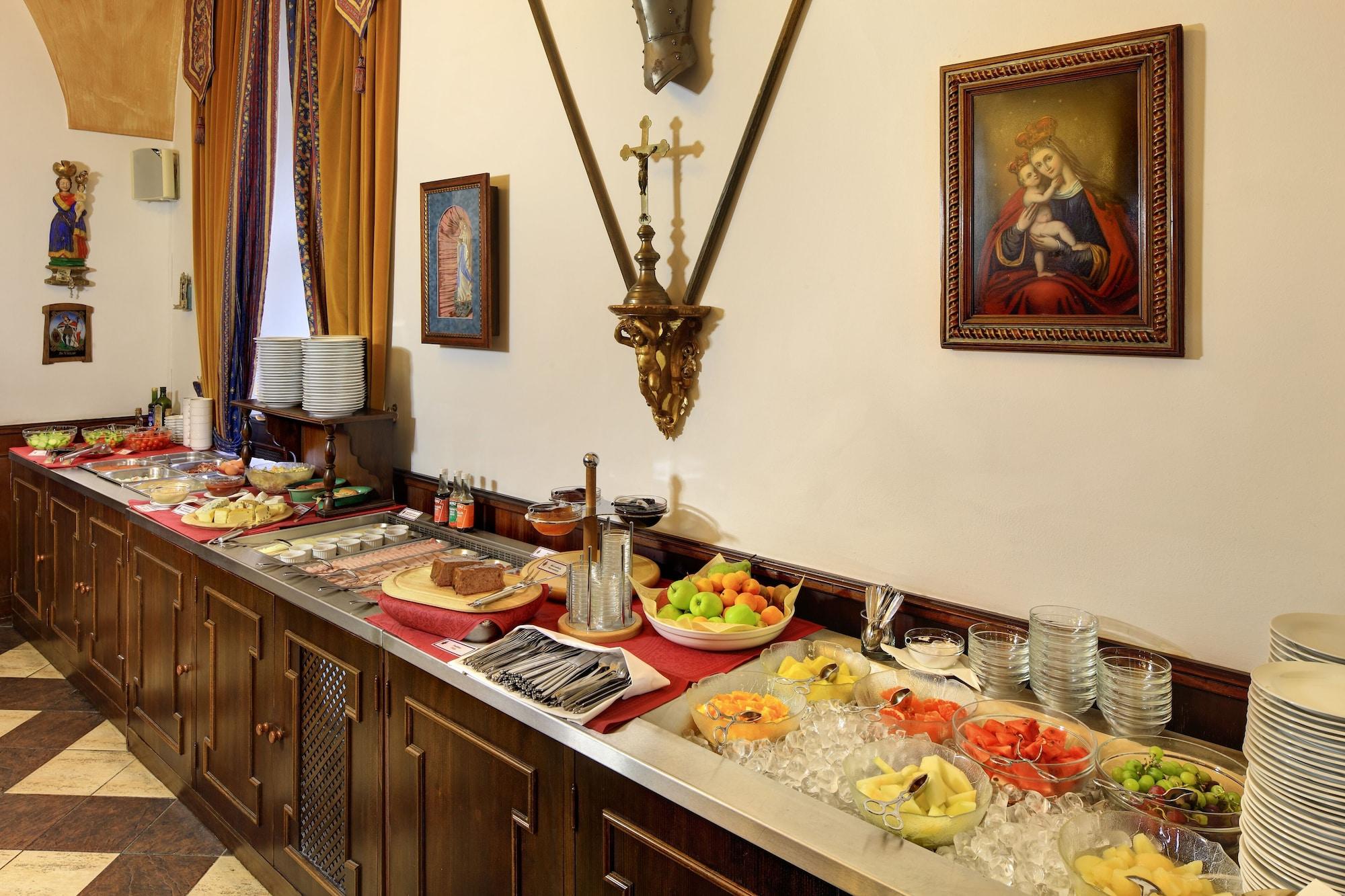 Hotel Ruze Cesky Krumlov Exterior photo A buffet at a hotel