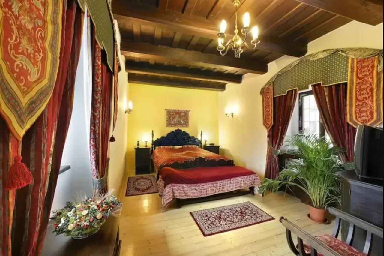 Hotel Ruze Cesky Krumlov Exterior photo A bedroom in the hotel